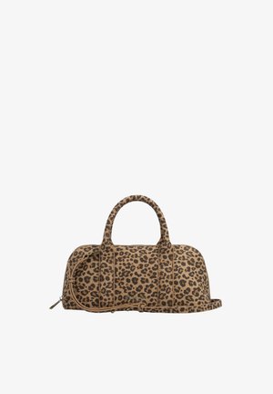 Sac à main imprimé léopard marron et noir avec deux anses, fermeture éclair et une bandoulière réglable sur fond blanc.