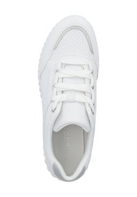 Weiße Sneaker aus perforiertem Leder, runde Schuhspitze und Schnürung vorne. Weiches Futter und strukturierte Sohle für besseren Halt. Schlichte Gestaltung ohne Muster.