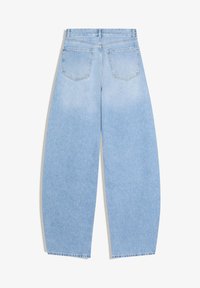 Jeans a gamba larga a vita alta di colore azzurro chiaro con tasche posteriori e passanti per cintura, mostrati da dietro su sfondo bianco.
