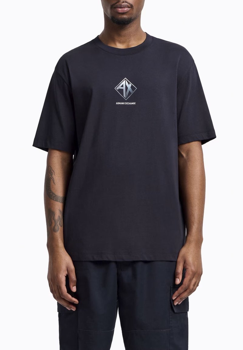 Zwarte katoenen t-shirt met korte mouwen, met een diamantvormig grafisch logo in het midden in wit en grijs.