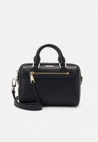 Svart handväska i strukturerat läder med guldfärgade detaljer, en dragkedjeficka, handtag upptill och en justerbar axelrem.