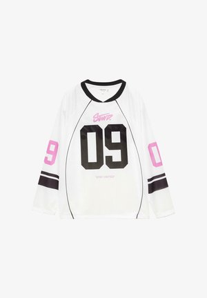 Bijela majica dugih rukava od džersija s mrežastom teksturom sadrži crne akcentne boje, podebljani crni broj "09" na prednjoj strani, ružičasti natpis "Stay United" i kontrastne detalje na rukavima.