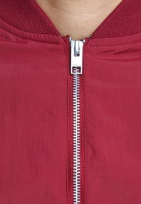 Jack & Jones JJERUSH - Bomberjacka - rio red