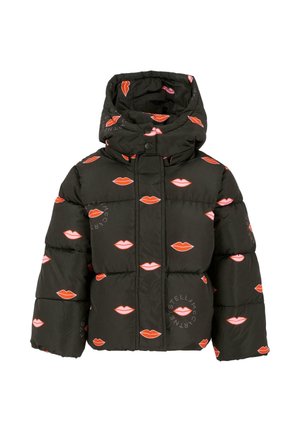 Zwarte pufferjack met capuchon, voorzien van een herhalend patroon van rode en roze lippenafdrukken. Merktekst verschijnt aan de onderkant.