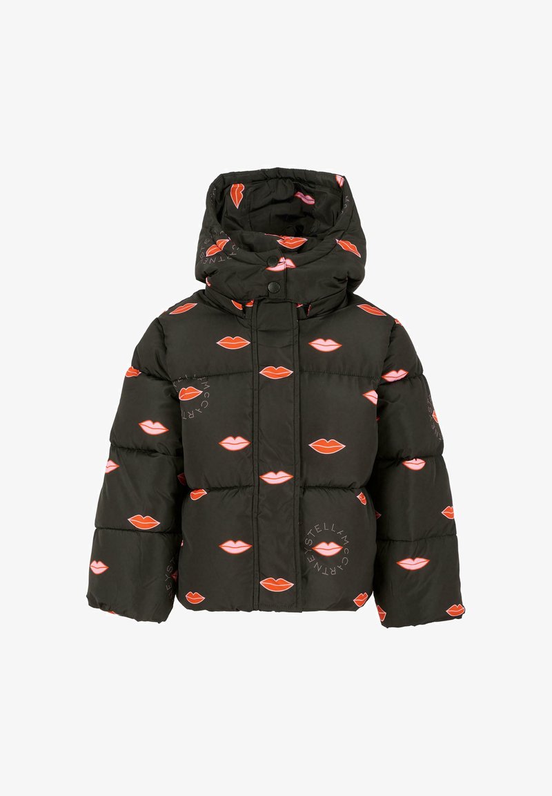 Giubbotto puffer nero con cappuccio, caratterizzato da un motivo a stampa di labbra rosse e rosa ripetuto. Il marchio è presente sull'orlo.
