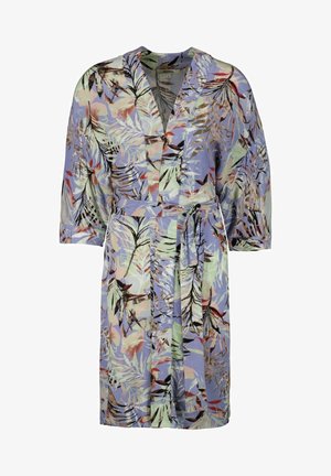 Robe longueur genou avec base violette et imprimé feuilles multicolores, manches trois-quarts et ceinture en tissu assortie à la taille.