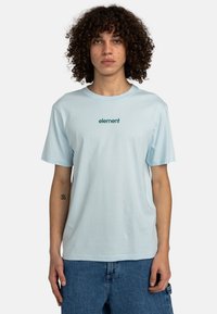 Lyseblå bomulds T-shirt med korte ærmer, rund halsudskæring og et grønt "element" logo trykt på brystet. Blød tekstur.