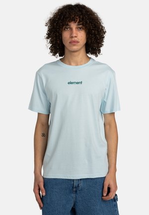 Camiseta de algodón azul claro de manga corta con un escote redondo y un logo verde "element" impreso en el pecho. Textura suave.