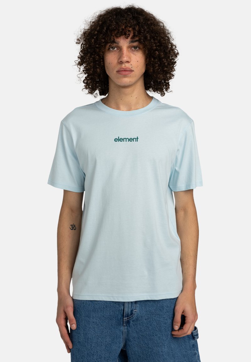 Lyseblå bomulds T-shirt med korte ærmer, rund halsudskæring og et grønt "element" logo trykt på brystet. Blød tekstur.