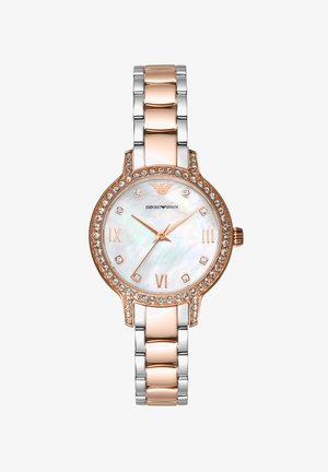 Gouden en zilveren metalen horloge met een ronde witte parelmoer wijzerplaat, roségouden accenten en een met kristallen bezette bezel. Romeinse cijfermarkeringen.