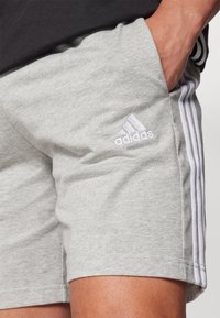 adidas Sportswear Športne kratke hlače - medium grey heather/white