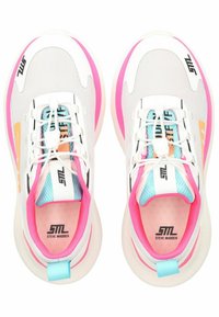 Scarpe sportive bianche con accenti rosa e una tomaia in mesh, dotate di una linguetta multicolore e una suola in gomma spessa. Presente il marchio.