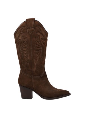 Bota western de ante marrón hasta media pantorrilla con costuras decorativas, lengüeta en la parte superior, punta puntiaguda y tacón bloque apilado.
