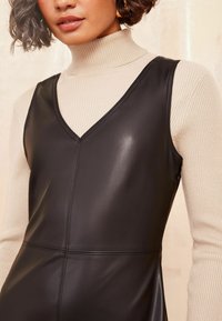 Friends Like These REGULAR FIT - Etuikjole - black