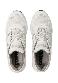 Weiße Mesh-Sneaker mit strukturierten Akzenten, Schnürdesign, reflektierenden Elementen und gepolsterter Kante. Mit einer kontrastierenden grauen Sohle.