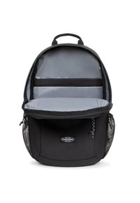 Mochila negra con un espacioso interior gris, múltiples compartimentos, bolsillos laterales de malla y un asa superior para un fácil transporte.