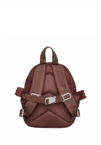 Mochila marrón hecha de tela texturizada, con correas acolchadas y asa superior. Incluye cierres con hebilla ajustable y diseño ergonómico.