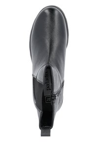Botín de cuero negro hasta el tobillo con un acabado texturizado, cremallera lateral y paneles elásticos para un fácil calzado. Presenta un diseño elegante y curvado.