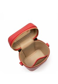 Borsa zip in pelle rossa con esterno testurizzato, interno beige e un comparto separato per l'organizzazione. Accenti con zip dorate.