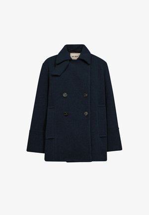 Tengeri gyapjú, dupla gombos kabát széles gallérral, nagy gombokkal, oldalsó zsebekkel és texturált anyagból. Egyenes vonalú, közepes hosszúságú kialakítás.