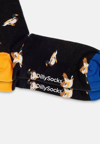 Svarta strumpor med färgglada ankpatterner, med orange och blå mudd. Texten "DillySocks" tryckt på sidan. Mjukt tyg, avslappnad design.