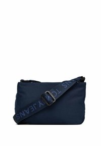 Borsa a tracolla blu navy realizzata in tessuto resistente, con chiusura a zip e tracolla regolabile con dettagli logo. Forma rettangolare.