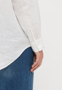 Tommy Hilfiger Curve RELAXED SHIRT - Skjortebluse - optic white