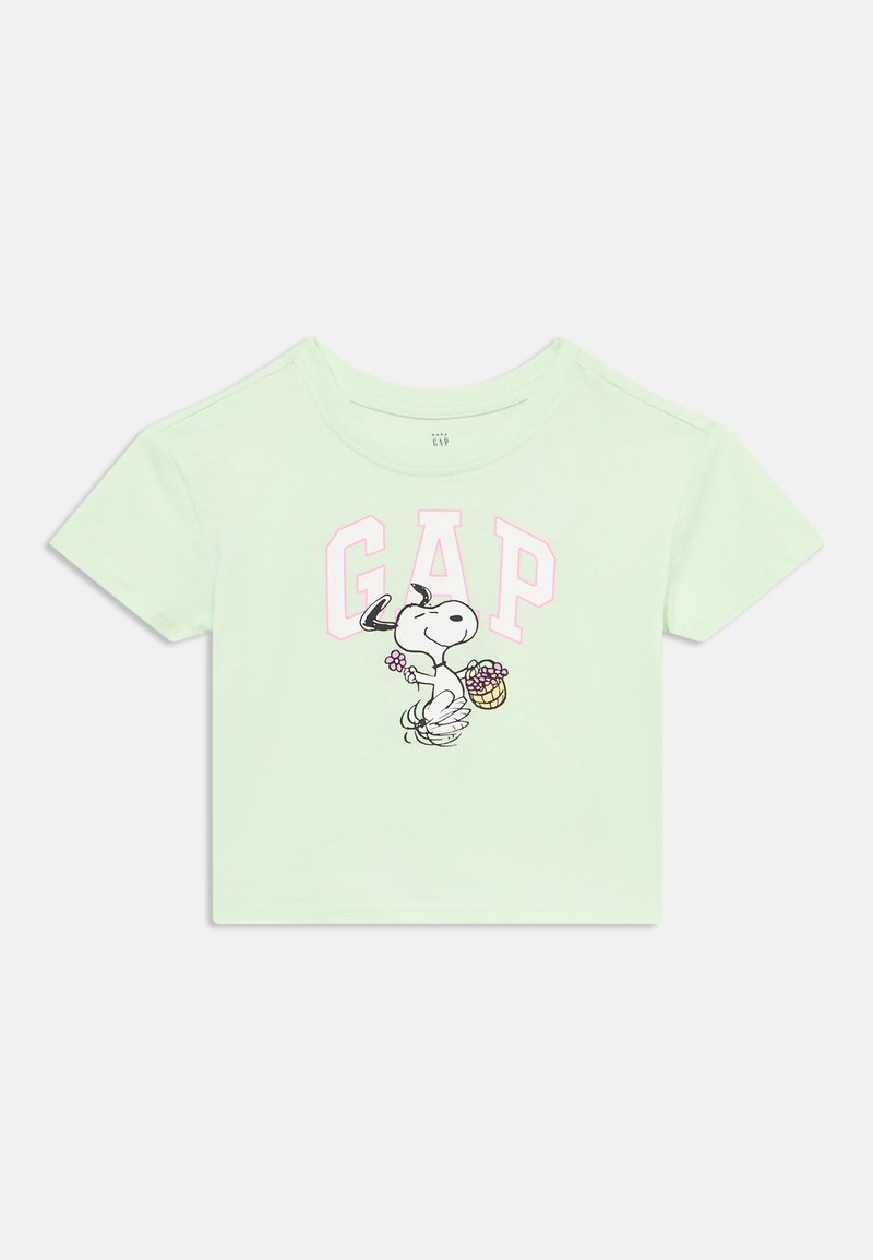 Σακούλα κοντομάνικη σε ανοιχτό πράσινο χρώμα με τη λέξη "GAP" σε ροζ γράμματα και χορεύοντα Snoopy που κρατά ένα καλάθι με λουλούδια στο μπροστινό μέρος.