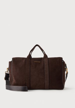 Sac cabas en daim Michael Kors brun foncé, doté de deux anses, de pièces métalliques dorées et d’une large bandoulière noire.
