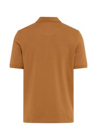 Braunes kurzärmeliges Polohemd mit Kragen, von hinten gezeigt, auf weißem Hintergrund.