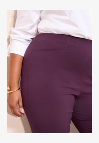 Ausgewählt, berry red