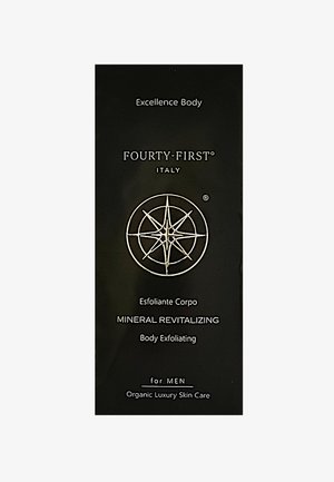 Zwarte en gouden verpakking voor een lichaamspeeling. Kenmerkt een kompasontwerp en tekst: "Excellence Body," "MINERAAL REVITALISEREND," "voor MANNEN."