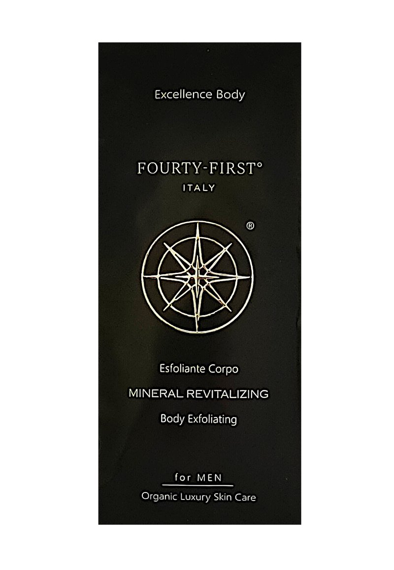 Zwarte en gouden verpakking voor een lichaamspeeling. Kenmerkt een kompasontwerp en tekst: "Excellence Body," "MINERAAL REVITALISEREND," "voor MANNEN."