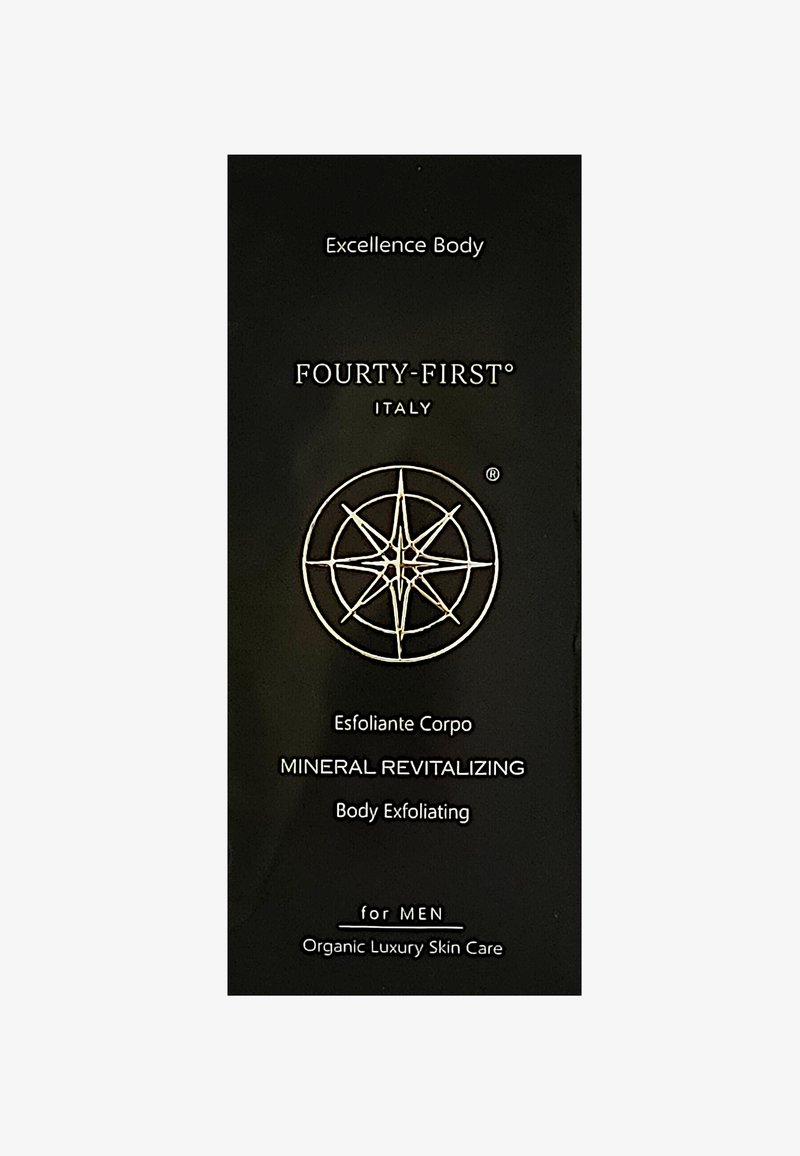 Zwarte en gouden verpakking voor een lichaamspeeling. Kenmerkt een kompasontwerp en tekst: "Excellence Body," "MINERAAL REVITALISEREND," "voor MANNEN."