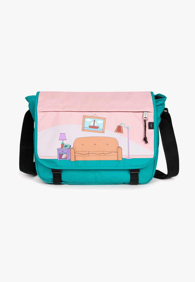 Borsa a tracolla colorata con una patta rosa decorata con un design di mobili da cartone animato, corpo turchese, cinturino nero e tasca con zip.