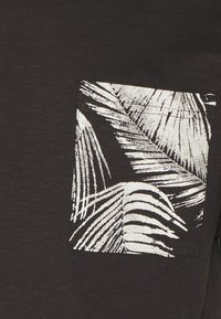 Only & Sons ONSPERRY LIFE LEAF POCKET TEE - T-shirts med print - dark navy