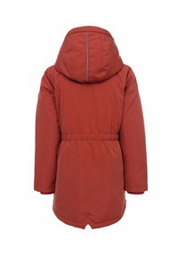 Rode gewatteerde jas met capuchon, voorzien van een trekkoord in de taille, lange mouwen en een uitsnede aan de achterkant. Reflecterende accenten op de naden van de capuchon.