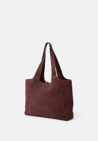 Καφέ σουέτ τσάντα tote με δύο φαρδείς ιμάντες, με στρογγυλή κορυφή και ραμμένες λεπτομέρειες. Λείος υφασμάτινος τύπος με ματ φινίρισμα.