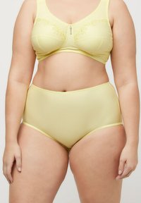 Geel lingerieset met een licht ribbelstructuur, bloemenborduuraccenten en een decoratieve center-gemstone op de beha.