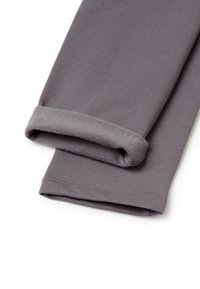 Szary długi rękaw top z prążkowaną teksturą, z wywiniętym mankietem i gładkim wykończeniem wnętrza. Wykończony zszytymi brzegami.