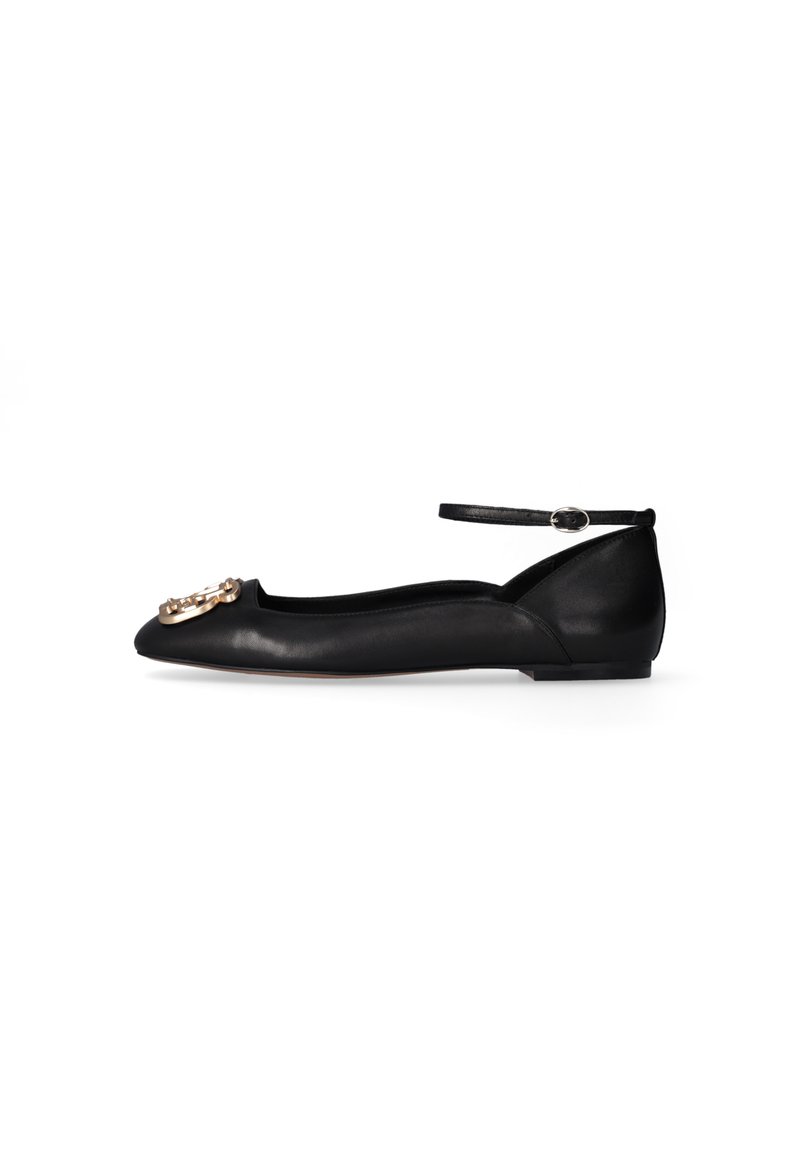 Scarpa piatta in pelle nera con punta affusolata, cinturino alla caviglia con fibbia e decorazione ornamentale dorata sulla punta.