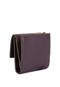 Portafoglio compatto piegato in pelle strutturata viola scuro con zip dorata nella parte superiore, mostrato da una vista laterale angolata.