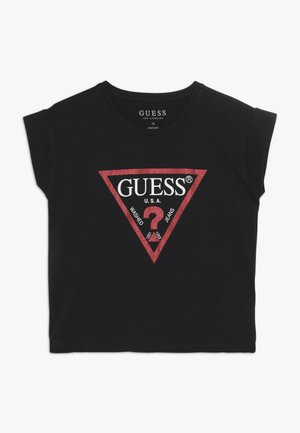 Sort t-shirt med korte ærmer med rødt glitrende trekantet logo med teksten "GUESS U.S.A." og et spørgsmålstegn i midten.