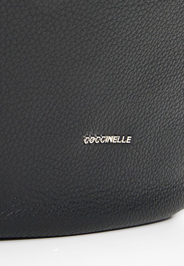 Borsa in pelle nera testurizzata con logo in rilievo "Goccinelle" in argento metallico. Forma arrotondata con bordi lisci e costruzione resistente.