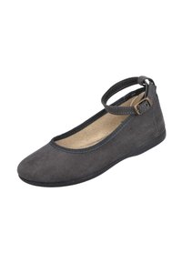 Bailarina gris de ante con tira en el tobillo, punta redondeada, forro interior texturizado y suela de goma negra. Un sencillo pespunte resalta el diseño.