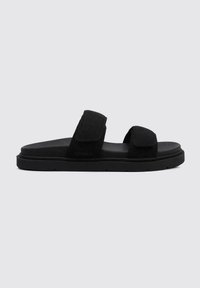 Sandalias negras con dos correas de tela ajustables, una plantilla texturizada y una suela acolchada. Diseño minimalista, adecuado para el uso casual.