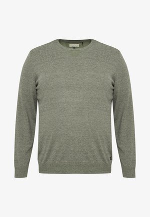 Sweter z okrągłym dekoltem w oliwkowym kolorze, wykonany z miękkiej, teksturowanej tkaniny. Posiada długie rękawy oraz ściągacze przy mankietach i u dołu, z metką w lewym dolnym rogu.