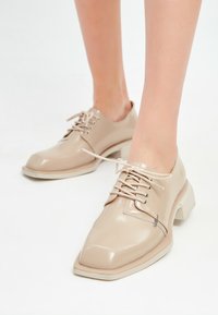 Cesare Gaspari Šněrovací boty - beige