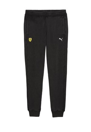 Pantalones de chándal negros con cintura elástica, bolsillos laterales, que presentan un logo amarillo de Ferrari y un logo blanco de Puma en la parte baja de la pierna.