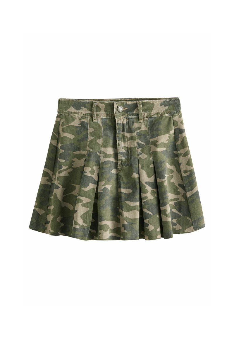 Mini-jupe plissée camouflage verte et beige avec passants de ceinture, bouton sur le devant et fermeture éclair sur fond blanc.